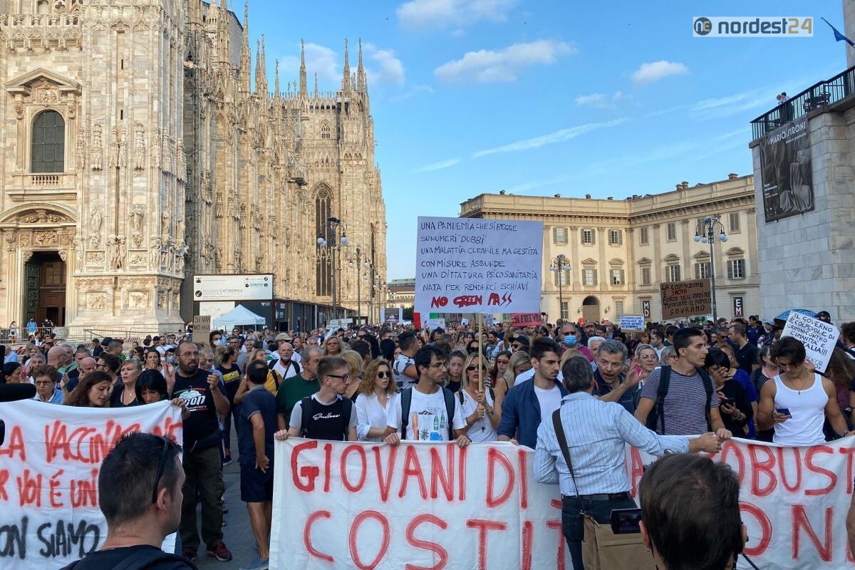 Green pass, almeno un migliaio manifestanti a Milano - 