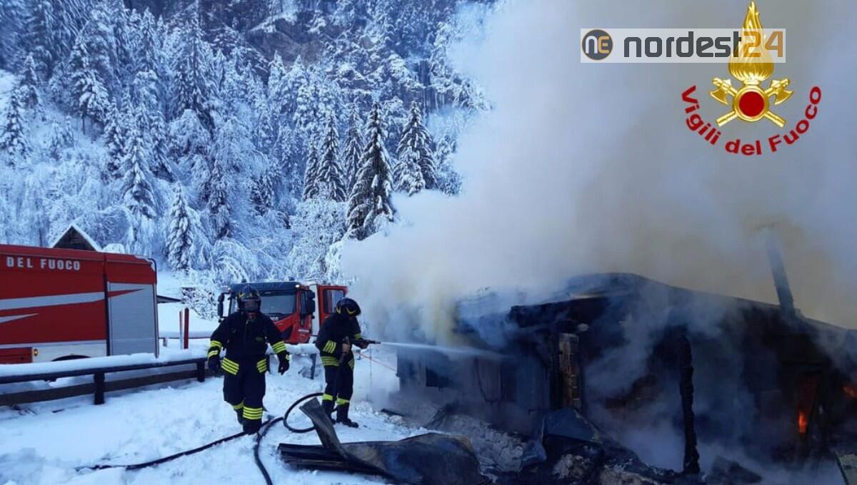 Incendio di una baita a Studena Bassa nel comune di Pontebba - 