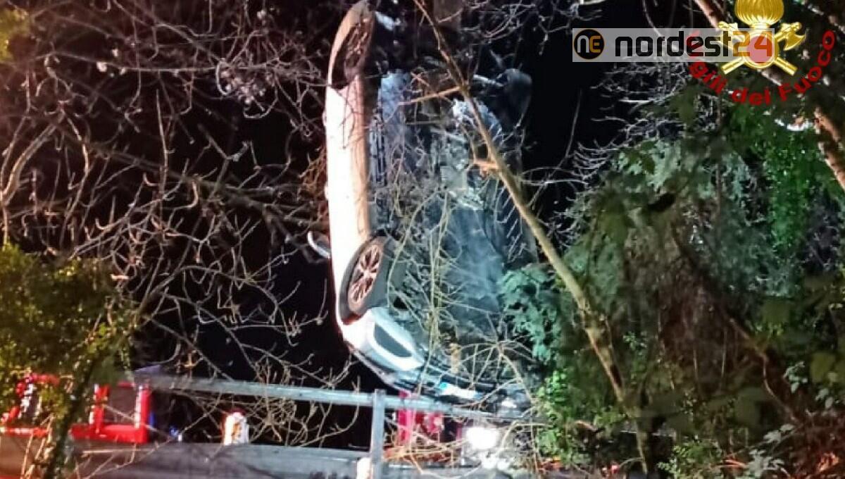 Sbanda e precipita con l'auto dal ponte a Sarone di Caneva - 