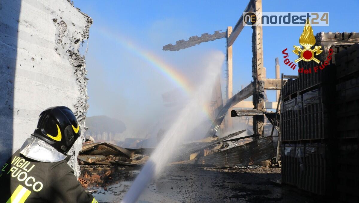 Incendio a Bibione, il Comune: "finestre chiuse ed evitare spazi aperti" - 