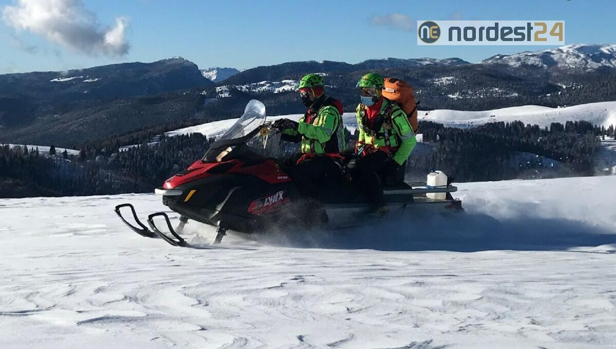 Cede la neve, scialpinista cade per 3 metri in una trincea - 