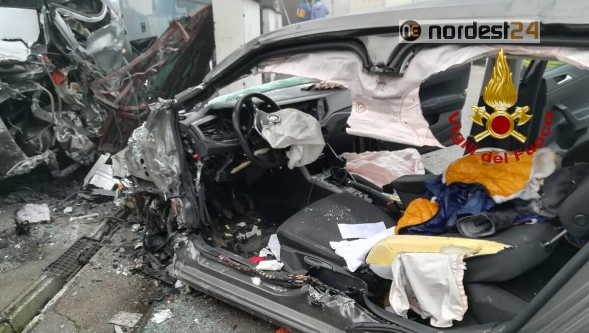 Schianto contro un pullman in sosta: gravissimo un 22enne - 