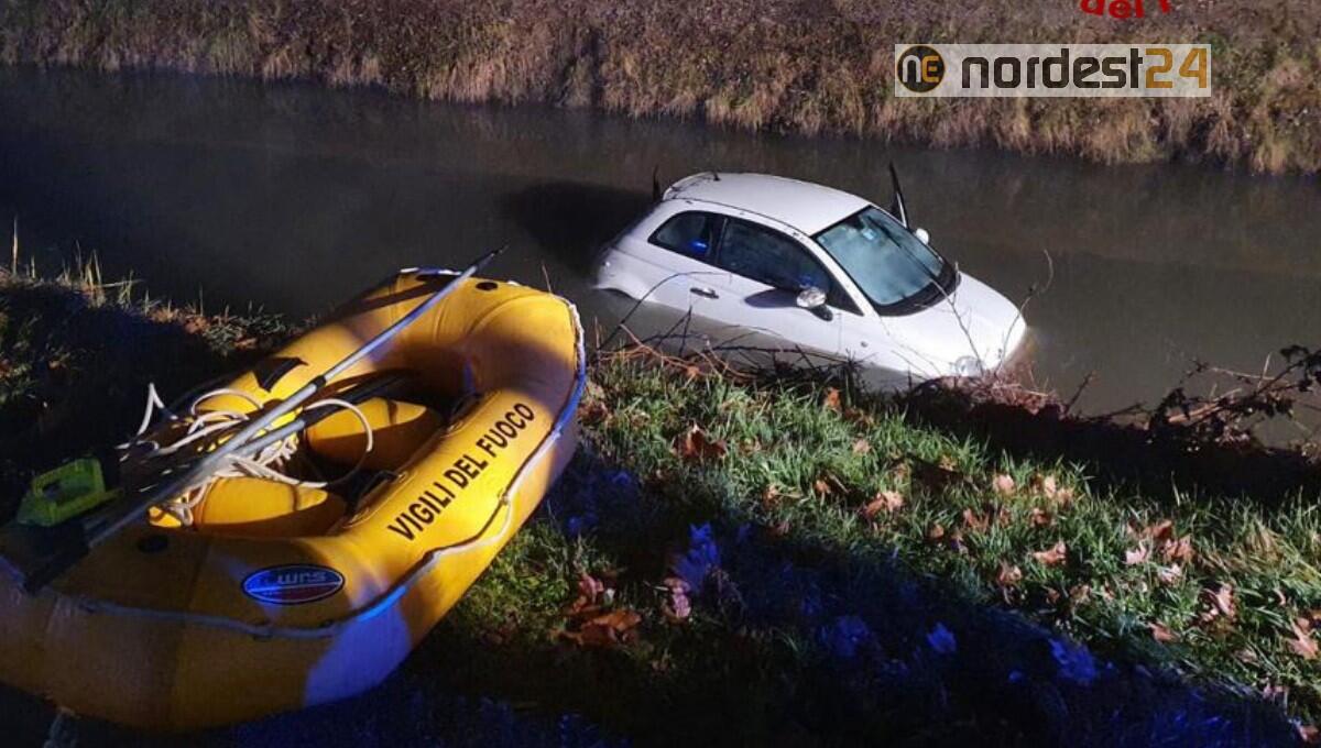 Finisce con l'auto nel canale di scolo: illeso il conducente - 