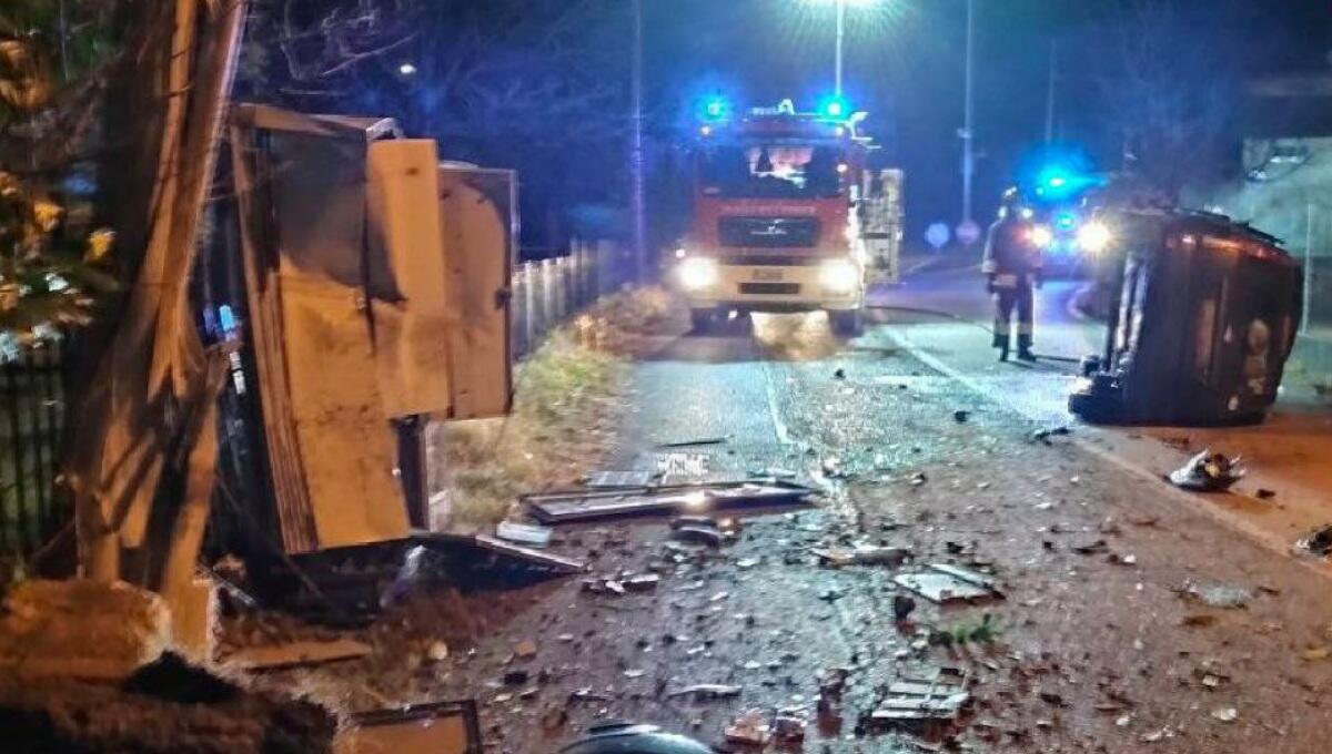 Sbanda, abbatte un palo e le cabine Enel, poi si rovescia sul fianco: ferito - 