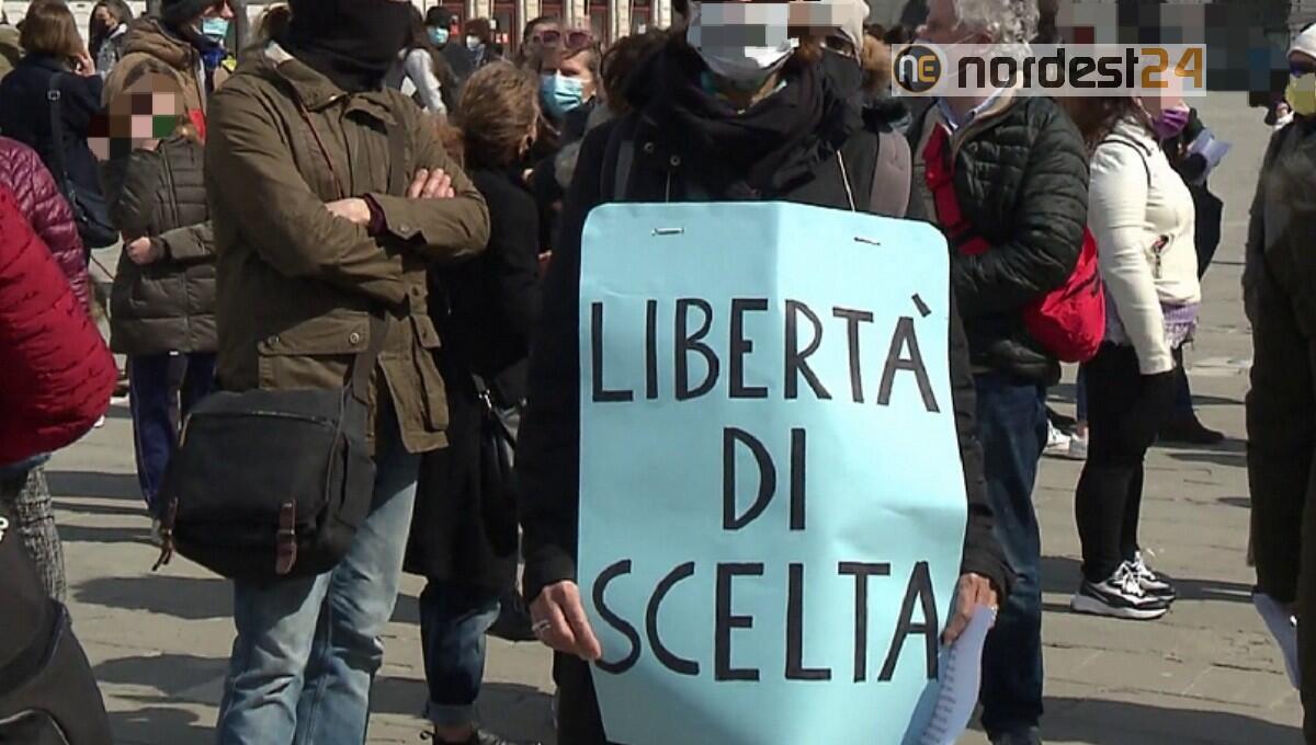 Green pass, manifestazione a Trieste: circa cento i partecipanti - 