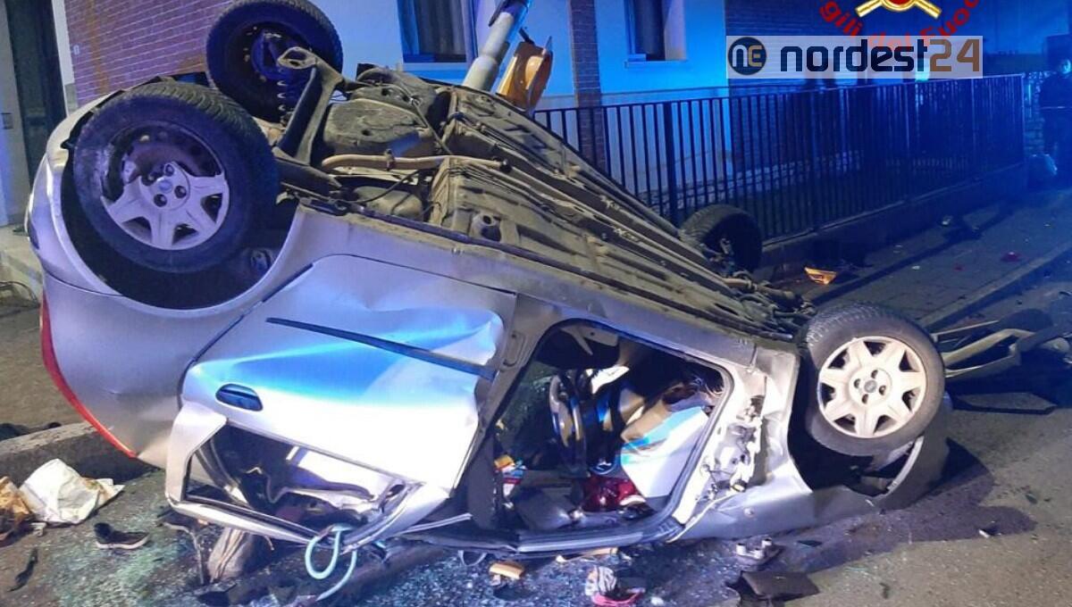 Scontro tra due auto, una si ribalta contro un palo: due feriti - 