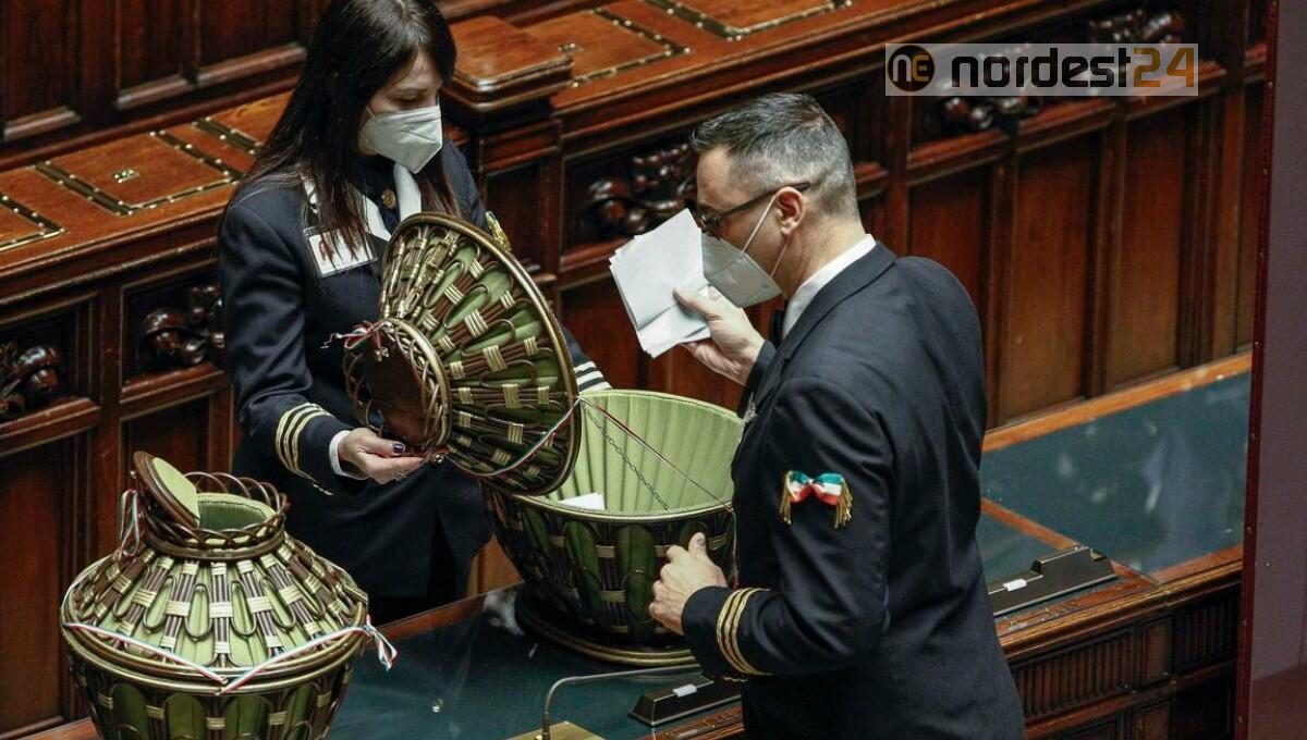 Quirinale, ancora schede bianche: voti per Mattarella e Casini - 