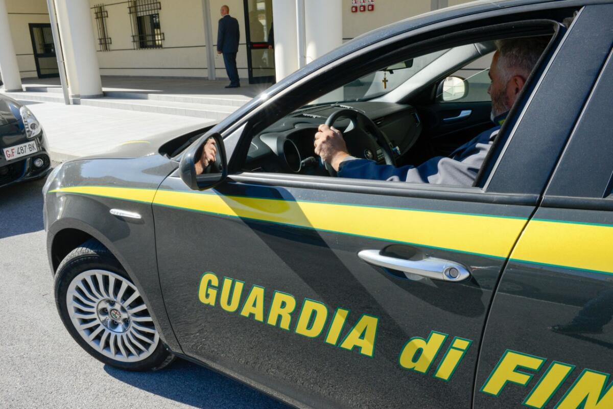 Dentista 'No vax' sospeso, ma continua a lavorare: sequestrato lo studio - 