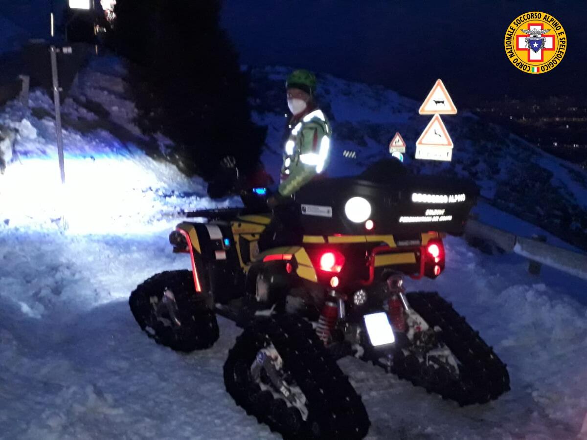 Rimangono piantati con la macchina nella neve: soccorsa una coppia - 