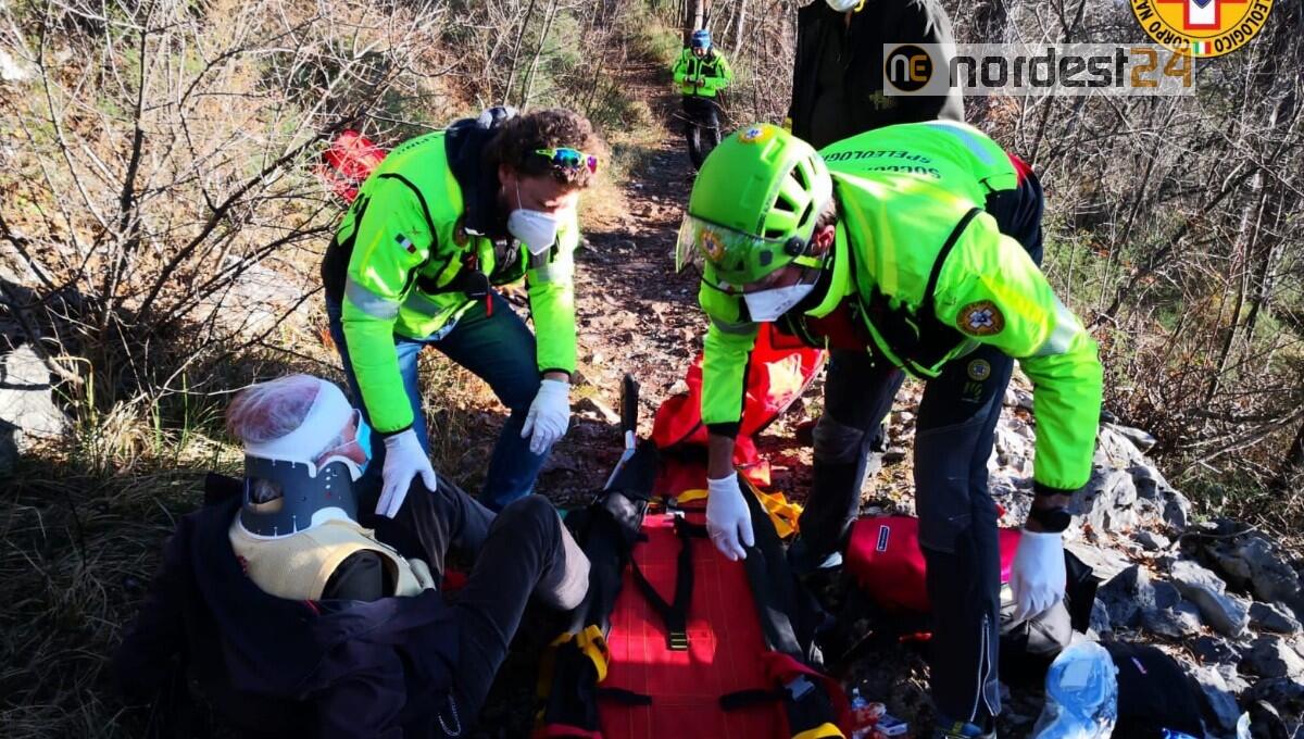 Cade lungo il sentiero che sale a Monte Grisa: soccorso un 86enne - 