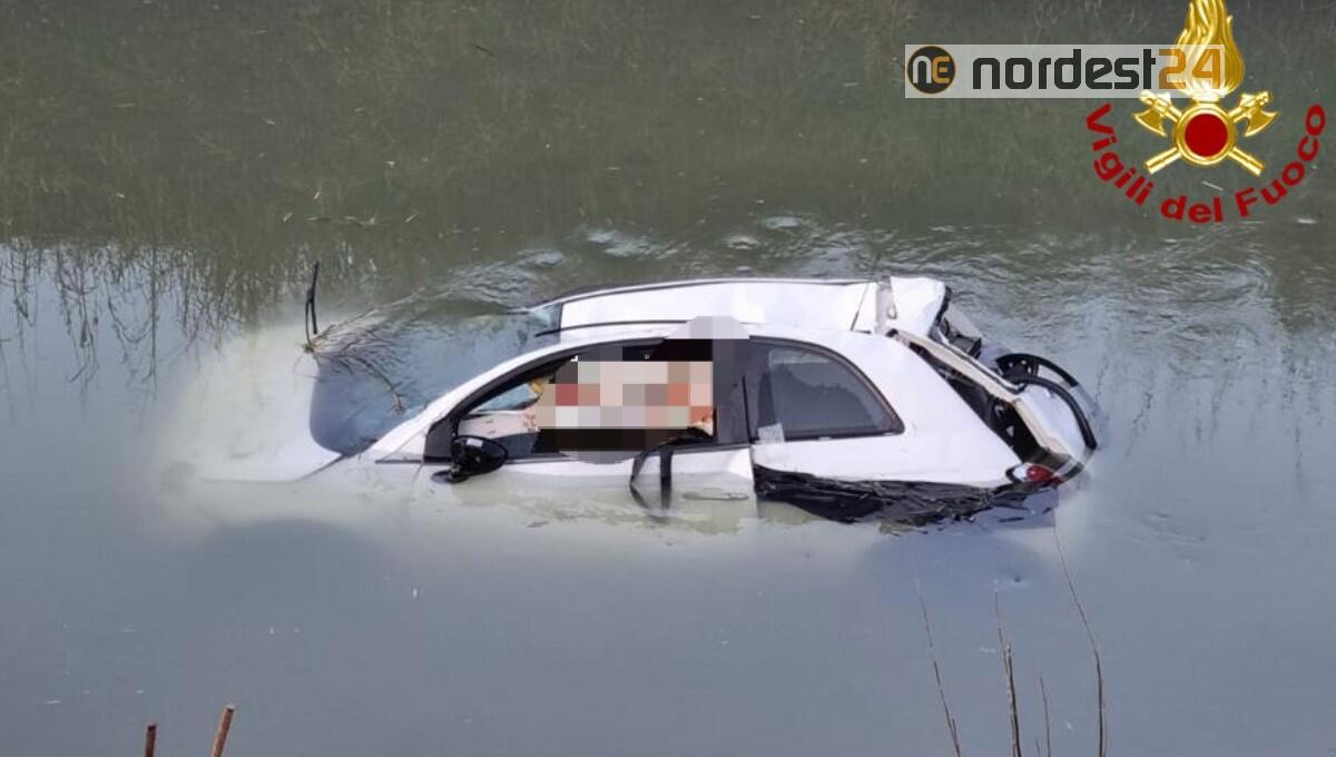 Si inabissa nel canale con l'auto restando incastrata: salvata dai pompieri - 