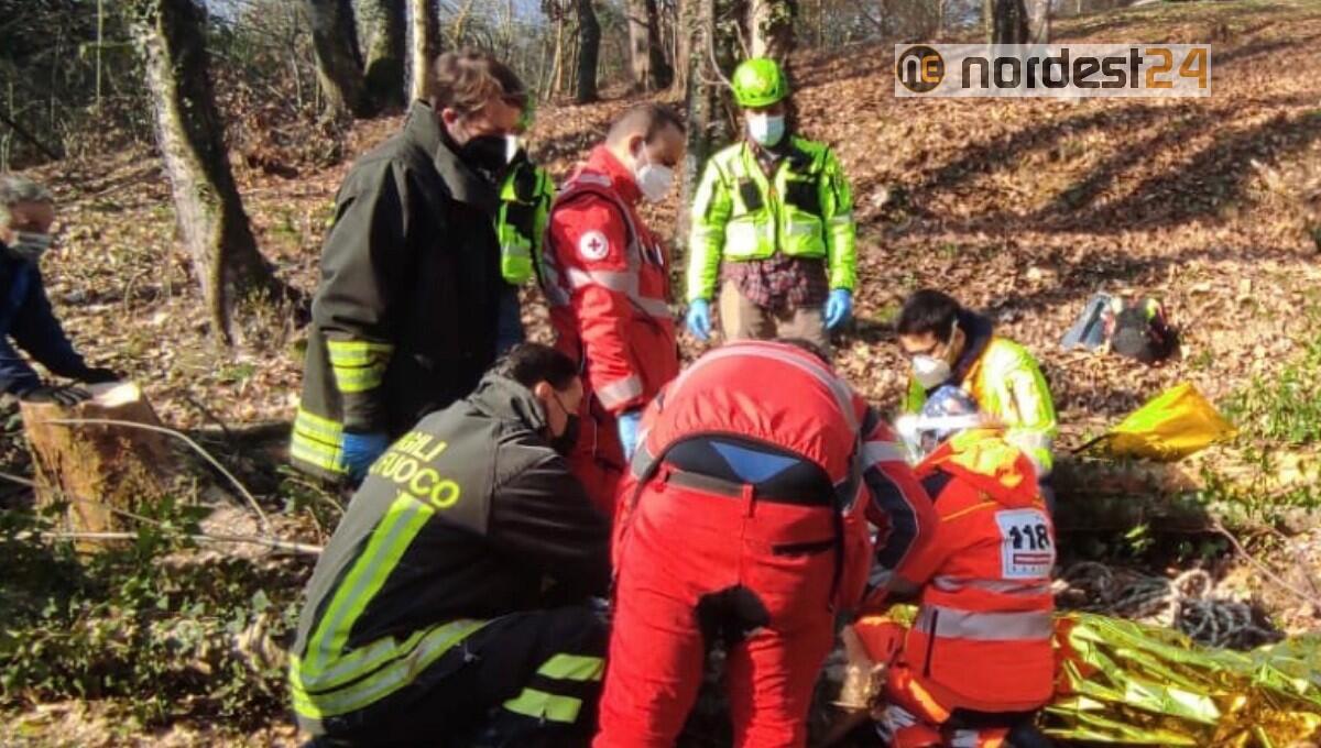Un tronco rimbalza e lo travolge: soccorso un uomo a Tarcento - 