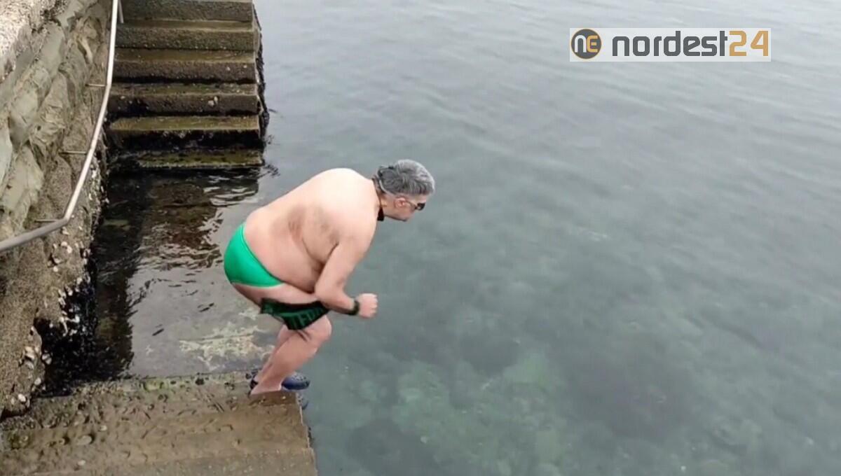 Trieste, il tuffo a Capodanno di Franz Rizzi a Barcola - 