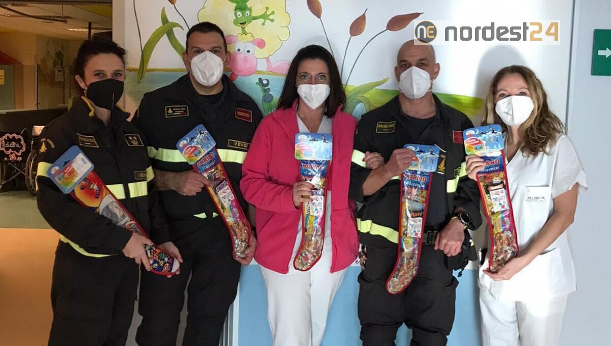 La Befana dei pompieri porta i regali ai bimbi ricoverati - 