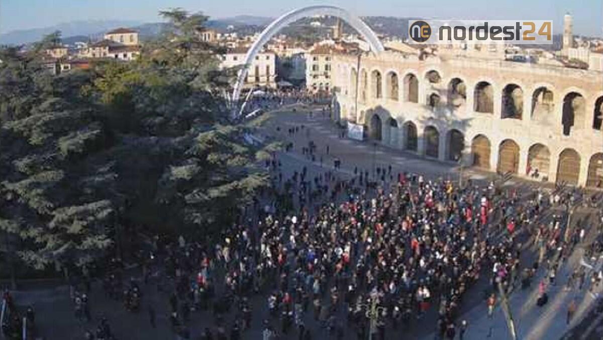 Manifestazione No vax a Verona, circa 700 in Piazza Bra - 