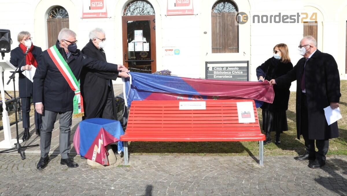 Violenza sulle donne, inaugurata una nuova "Panchina rossa" a Jesolo - 