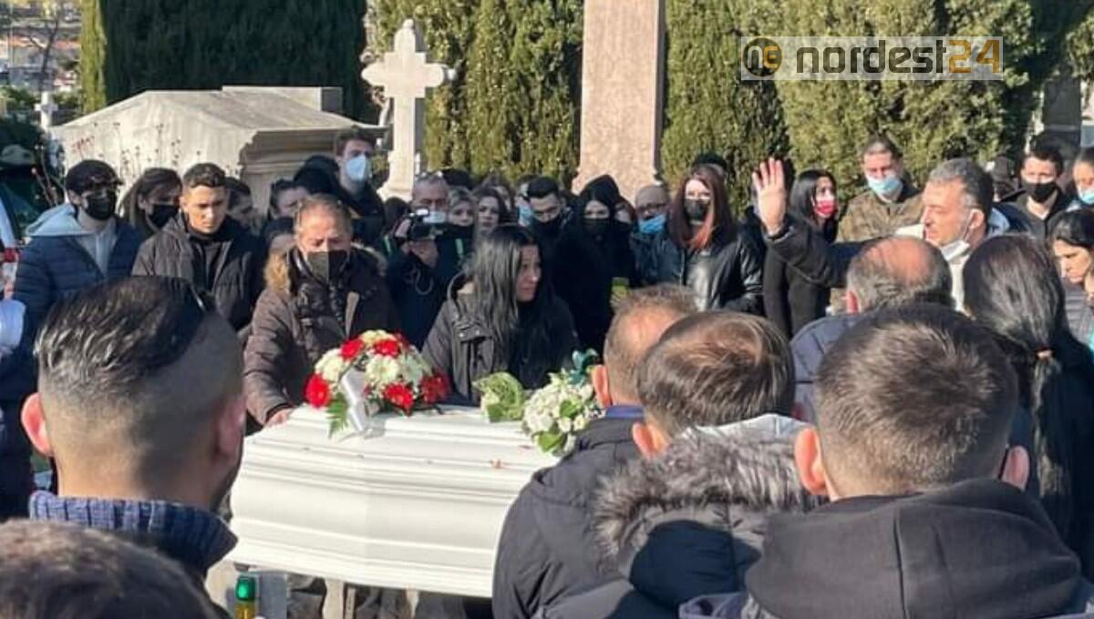 Ultimo saluto a Robert, tanti i giovani presenti - 