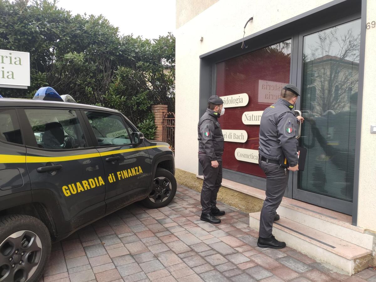 Fisioterapista al lavoro senza essere vaccinato: sequestrato l'ambulatorio - 