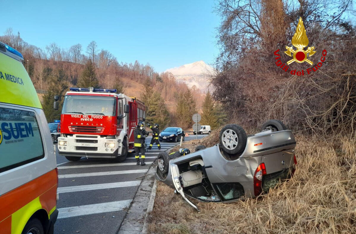 Sbanda e si ribalta con l'auto: ferita una donna - 