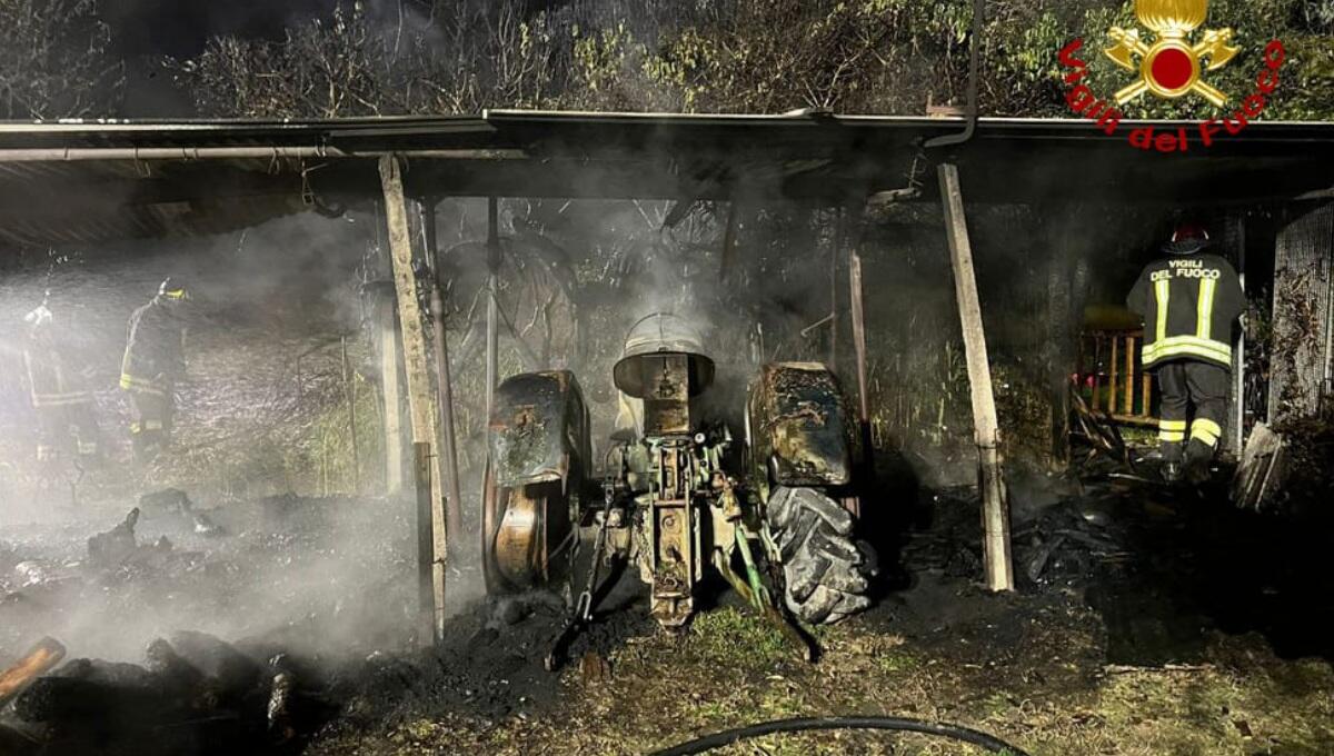 Incendio a Ronchis, a fuoco un deposito agricolo: trattore distrutto - 
