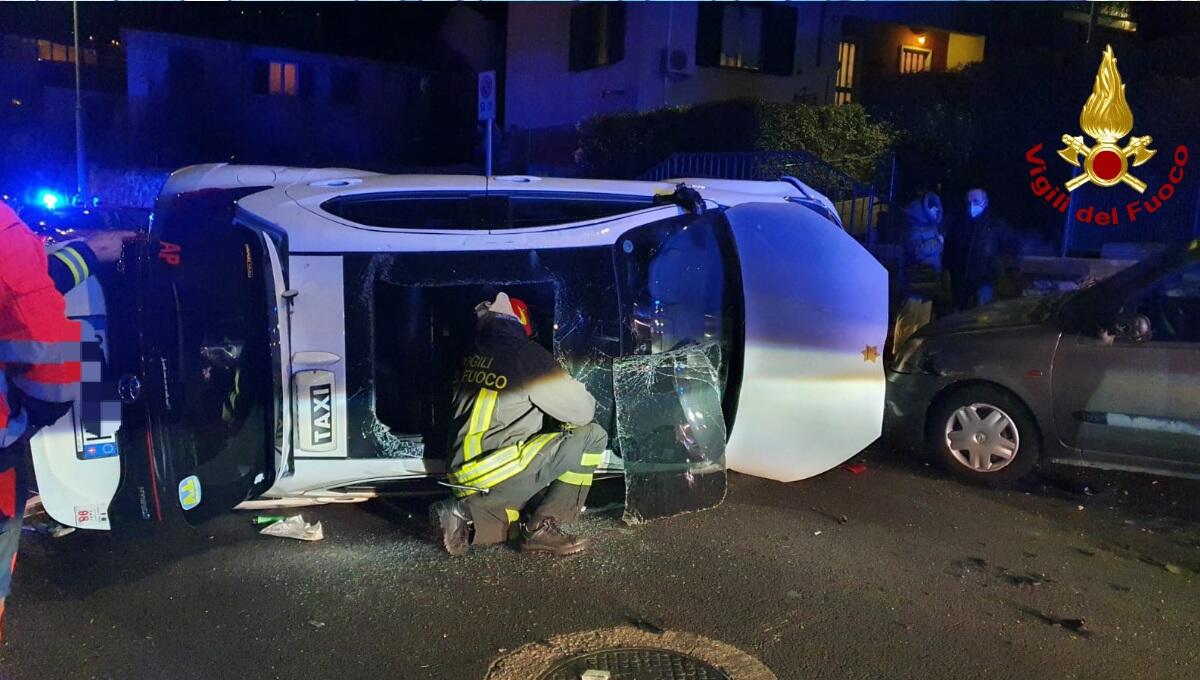 Scontro tra 2 auto, Taxi con passeggera si ribalta a Trieste - 