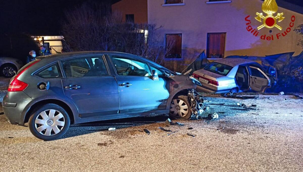 Scontro violentissimo tra due auto a Pasiano di Pordenone - 