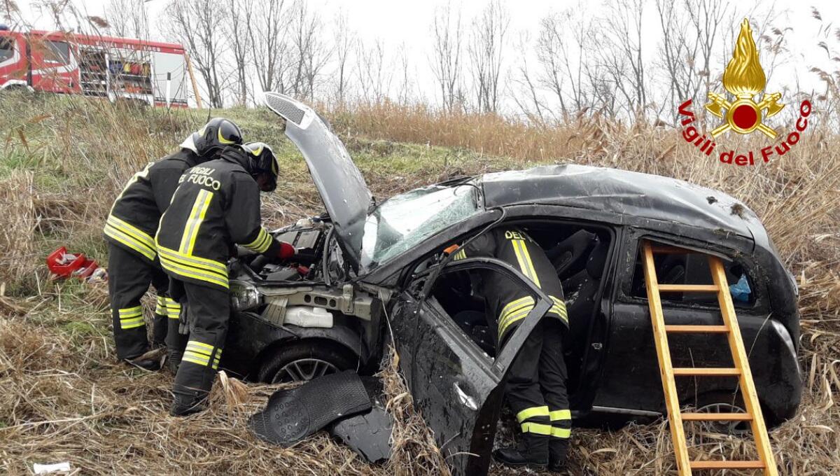Perde il controllo dell'auto e finisce fuori strada: un ferito - 