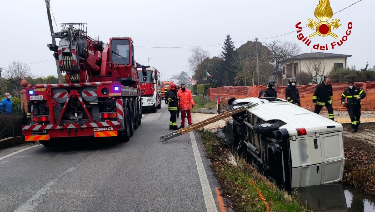 Furgone rovesciato nel canale di scolo: ferite due persone rimaste incastrate - 