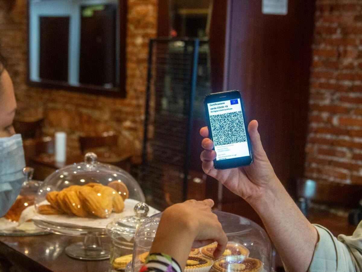 Green pass, bar e ristoranti alzano la voce: «Controlli solo a campione come nei negozi» - 