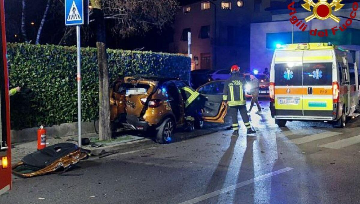 Incidente a Pordenone, scontro tra due auto: una persona rimane incastrata tra le lamiere - 