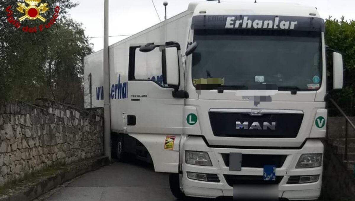 Camionista tradito dal navigatore rimane incastrato tra le case di Sistiana - 