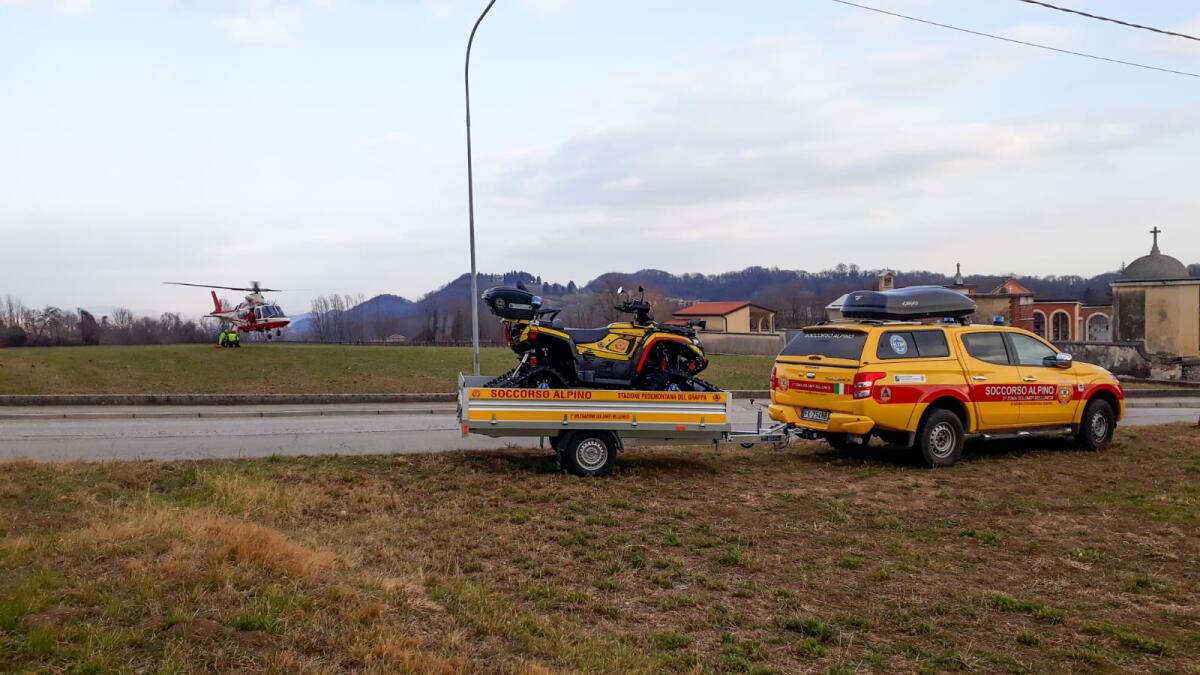 Recuperato un cane finito in una profonda buca di 5-6 metri nella neve - 