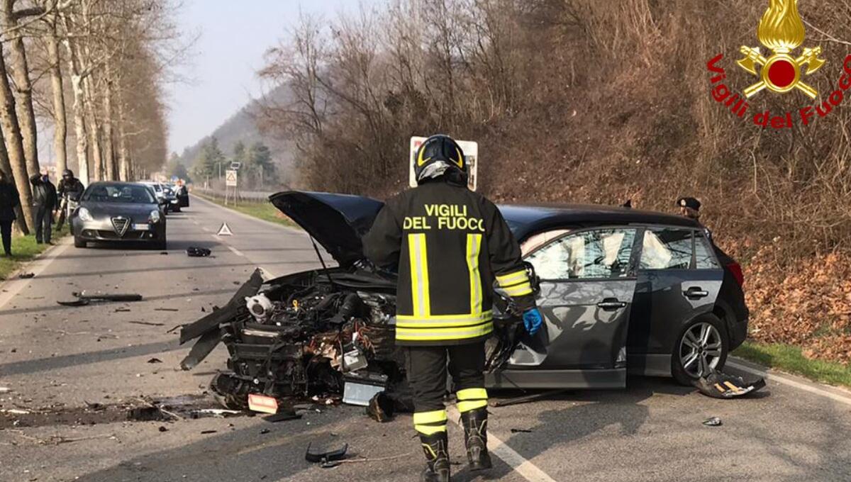 Con l'Audi A4 invade la corsia opposta e centra un'auto: ferito gravemente - 