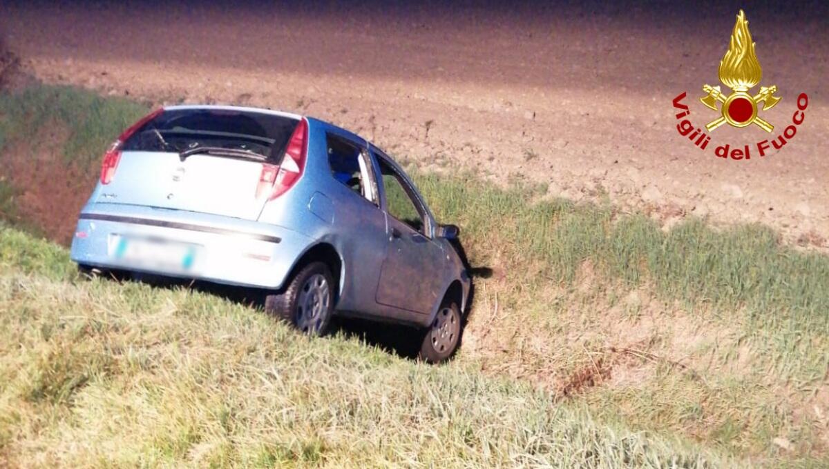 Improvviso malore alla guida dell'auto, finisce fuori strada: deceduta una donna - 