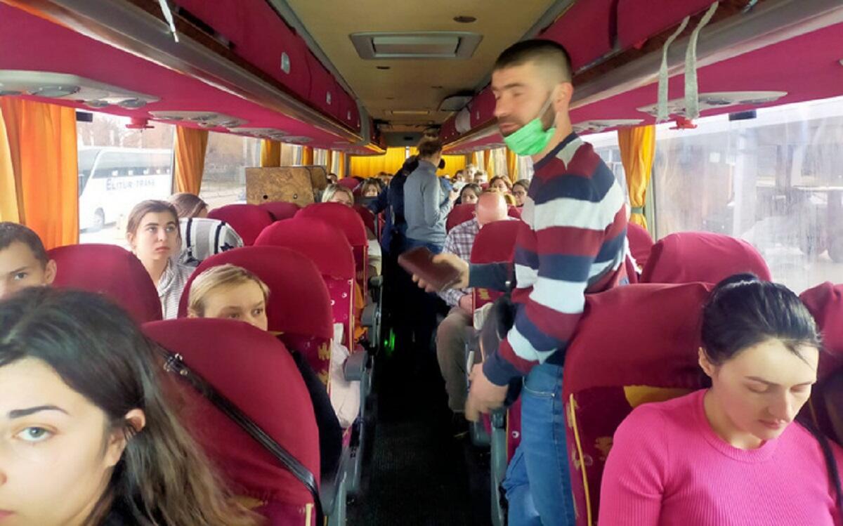 Ucraina, lento ma costante arrivo bus profughi a Trieste - 