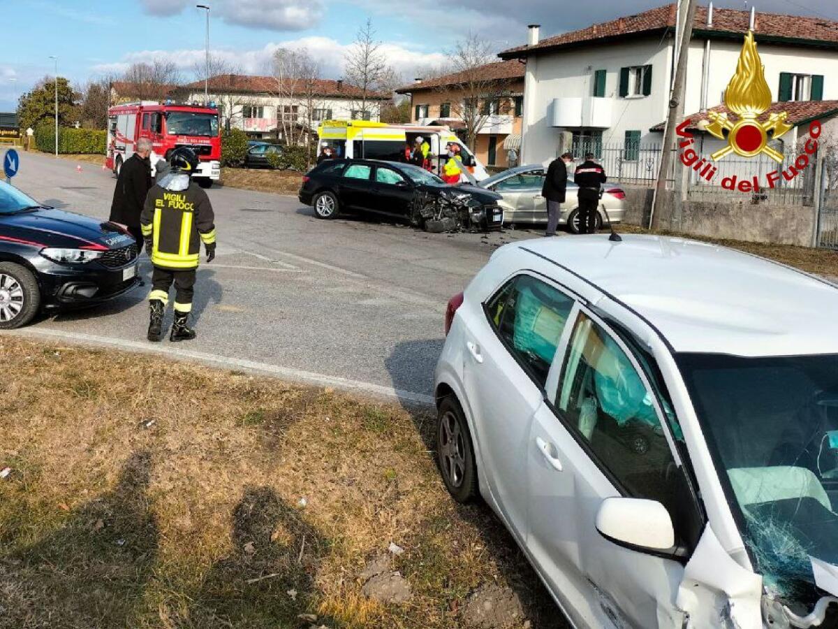 Incidente a San Martino al Tagliamento: frontale tra due auto, un'altra finisce nel fosso - 