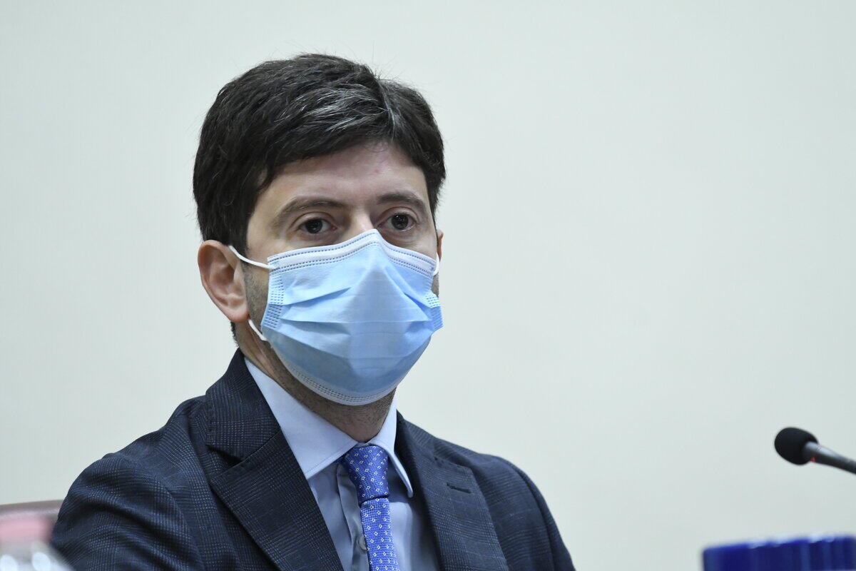 Speranza: mascherine al chiuso ancora importante - 