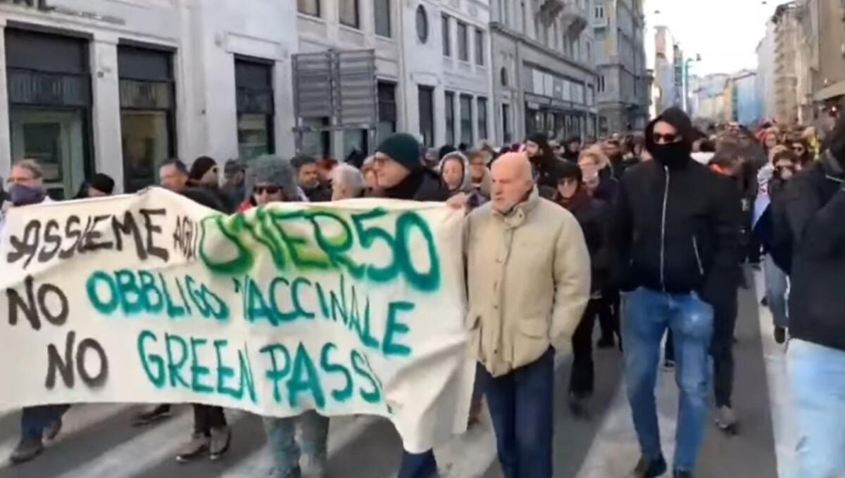 Trieste, maxi manifestazione e corteo "No green pass" non autorizzato - 
