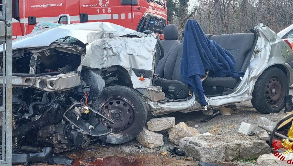 Si schianta con l'auto contro una villetta: ferita la conducente - 