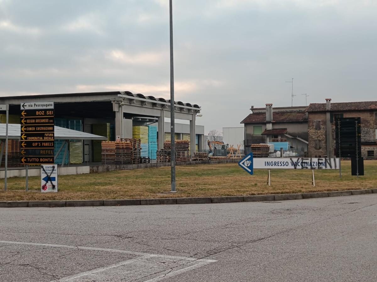 San Vito, scritte 'No vax' al centro vaccini in zona industriale Ponte Rosso: lo sconcerto del consorzio industriale - 