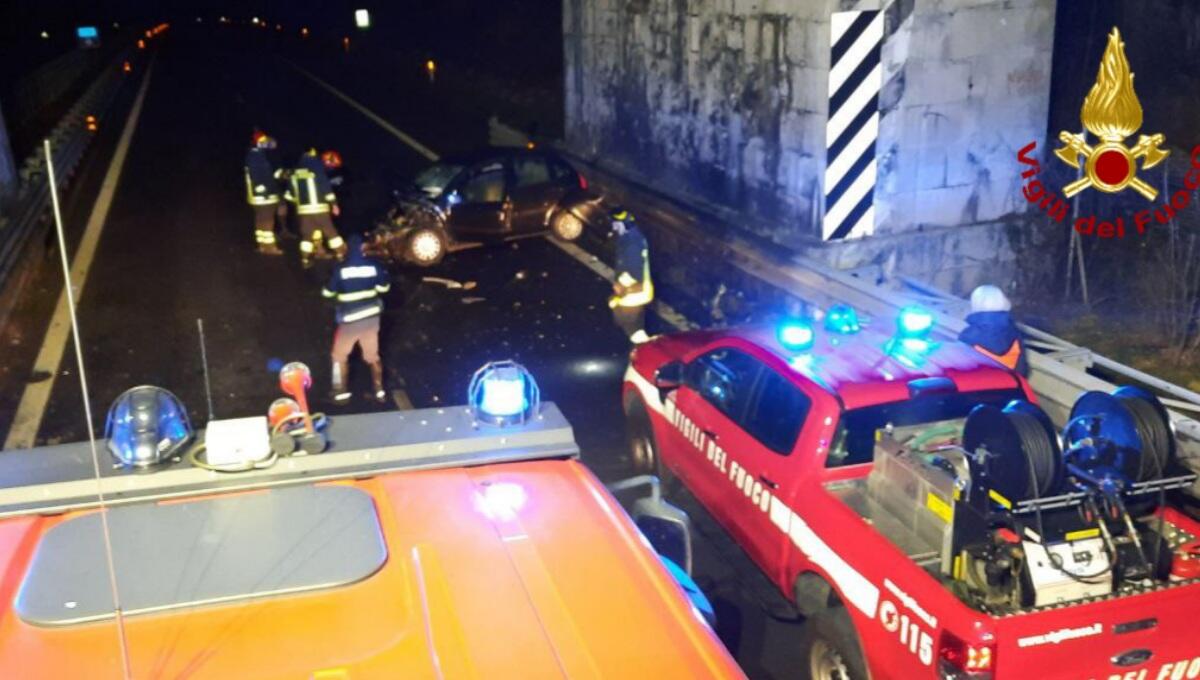Schianto contro il ponte ferroviario del raccordo autostradale: un ferito - 