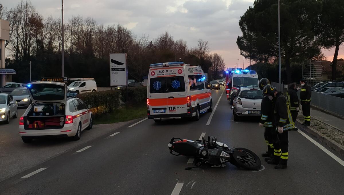 Incidente a Pozzuolo del Friuli, scontro tra moto e auto: ferito il centauro - 