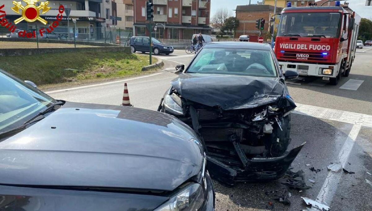 Scontro frontale tra due auto a Pordenone: tre feriti - 