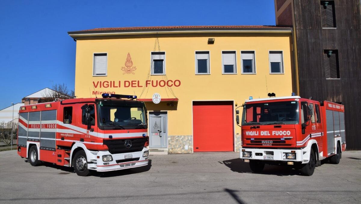 Ai pompieri volontari di Mirano una nuova autopompa serbatoio Mercedes Benz Actros - 