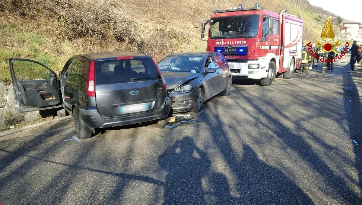 Scontro tra due auto: due donne ferite, trasferite all'ospedale - 