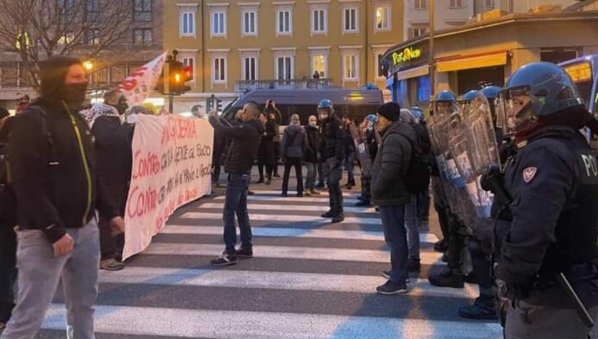 Corteo 'No Green pass' non autorizzato a Trieste, anche slogan contro guerra - 