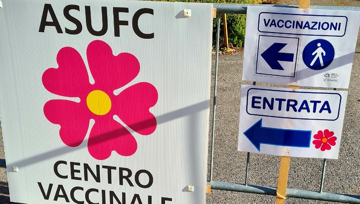 Offre soldi in cambio di falsa vaccinazione, ma l'infermiere lo segnala - 