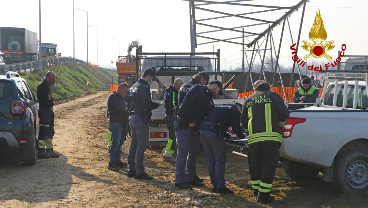 Operaio folgorato mentre monta un traliccio: ustionato, è grave - 