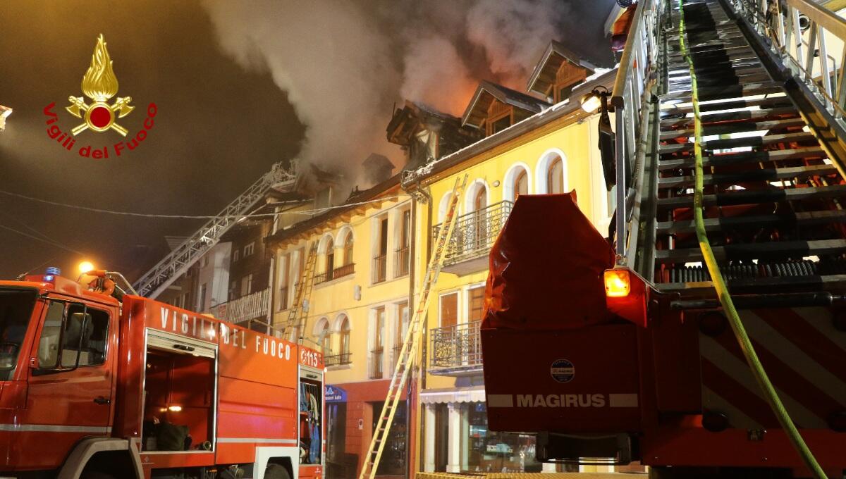 Violento incendio in centro ad Asiago: coinvolti 4 appartamenti - 