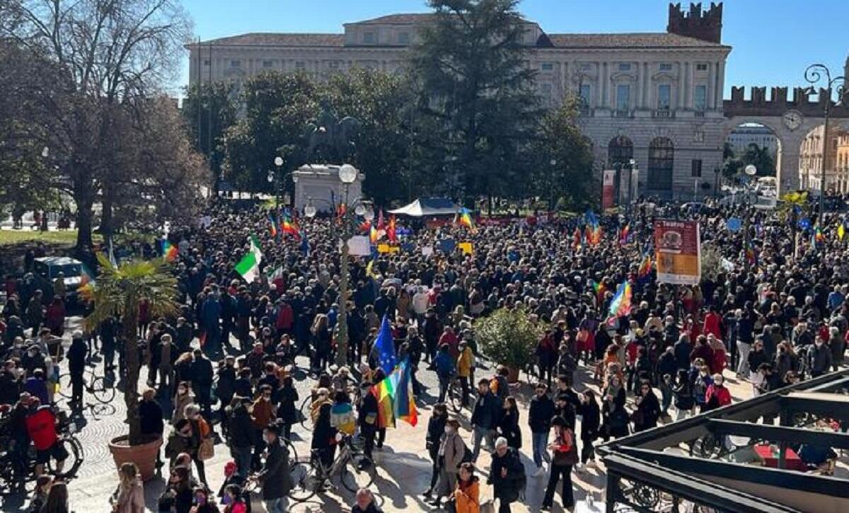 Ucraina, migliaia a Verona al presidio dei sindacati per la pace - 